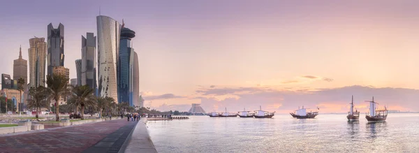 卡塔尔西海湾和多哈市中心的天际线 — 图库照片