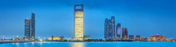 Vista de Abu Dhabi Skyline por la noche, Emiratos Árabes Unidos —  Fotos de Stock
