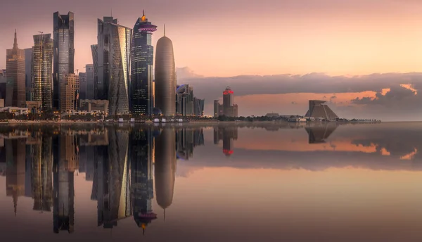 De skyline van West Bay en de stad Doha, Qatar — Stockfoto