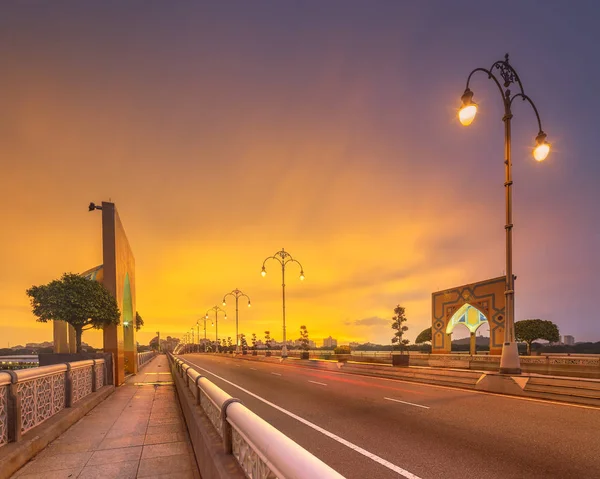 Dramatické červený západ slunce nad silnici v Putrajaya — Stock fotografie