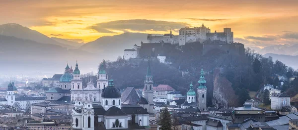 Panoramatický pohled Salzburg na zimní ráno — Stock fotografie