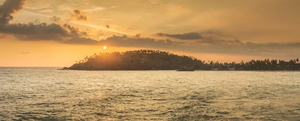熱帯のビーチ、スリランカの美しい夕日 — ストック写真