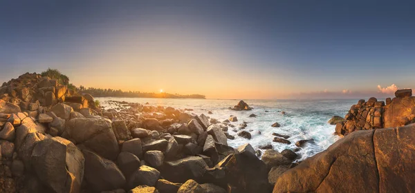 Beautiful sunset over the tropical beach, Sri Lanka — Stock Photo, Image