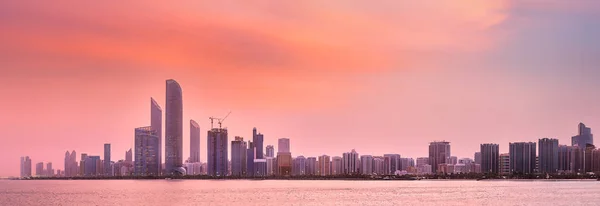 View of Abu Dhabi Skyline on a sunny day, UAE — Stock Photo, Image