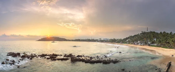 Spiaggia tropicale con rocce sulla costa sabbiosa dell'oceano — Foto Stock