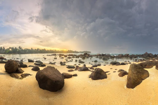 Tropical beach with rocks on sand coast of ocean — Stock Photo, Image