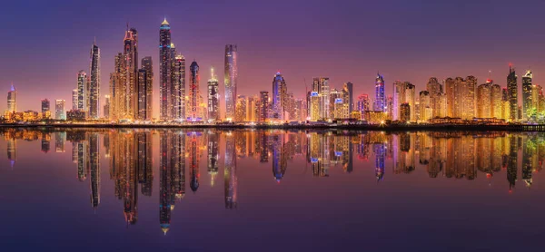 Dubai Marina bay uitzicht vanaf Palm Jumeirah, Verenigde Arabische Emiraten — Stockfoto