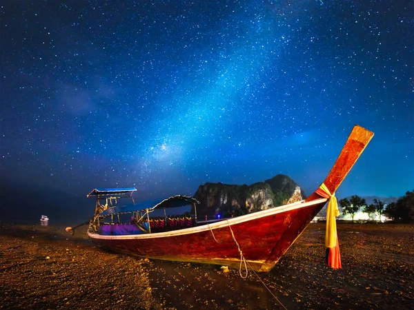 Natt tropiskt landskap med vacker blå himmel och stjärnor. Thailand — Stockfoto