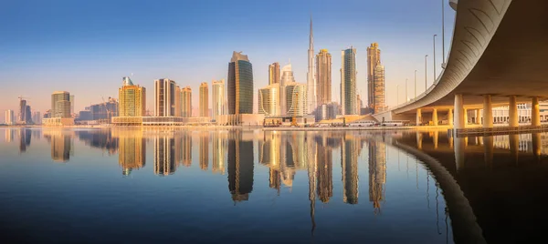 Cityscape Dubai en panoramisch uitzicht van Business bay, Verenigde Arabische Emiraten — Stockfoto