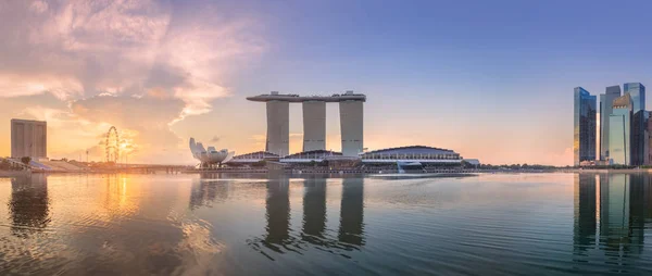 Деловой район и бухта Марина в Сингапуре — стоковое фото
