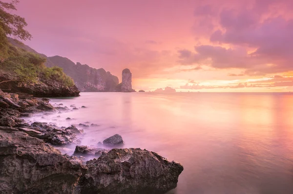 Costa tropical, selva e penhasco da praia da Tailândia — Fotografia de Stock