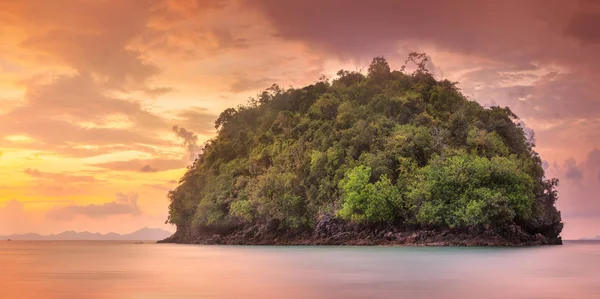 熱帯海岸、ジャングル、タイのビーチの崖 — ストック写真