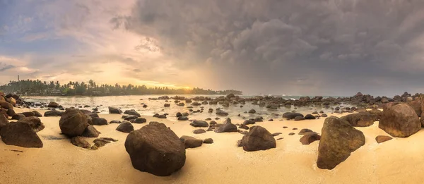 Tropical beach with rocks on sand coast of ocean — Stock Photo, Image
