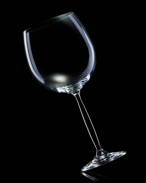 Leeg glas voor rode wijn geïsoleerd op zwarte achtergrond. — Stockfoto