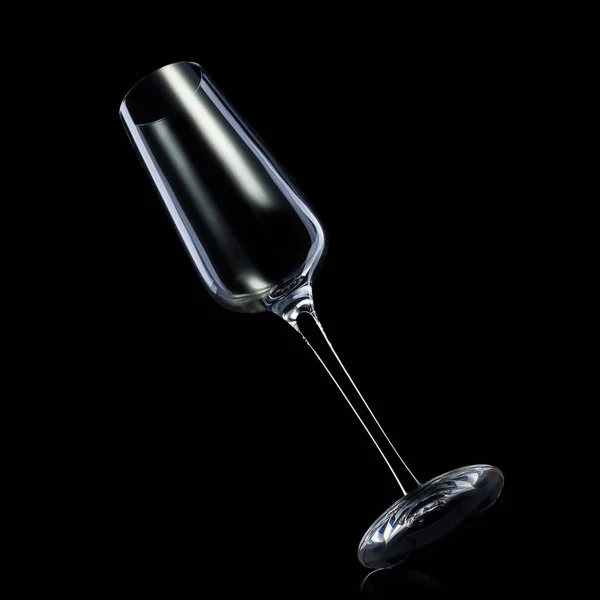 Пустой роскошный бокал шампанского изолирован на черном фоне — стоковое фото