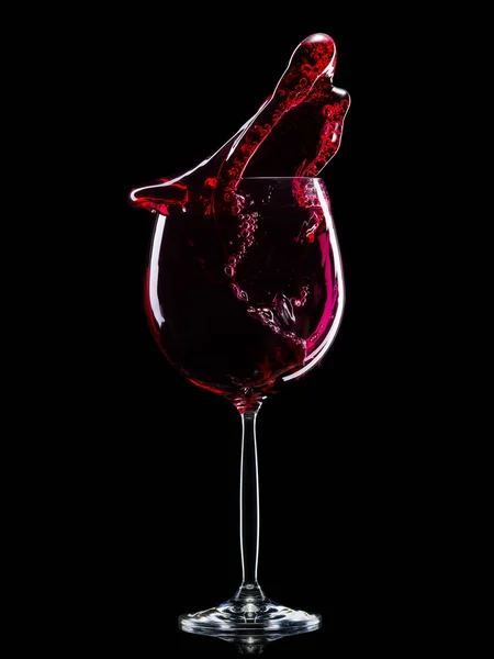 काळ्या पार्श्वभूमीवर वेगळे स्प्लॅशसह लाल वाइनसाठी ग्लास . — स्टॉक फोटो, इमेज