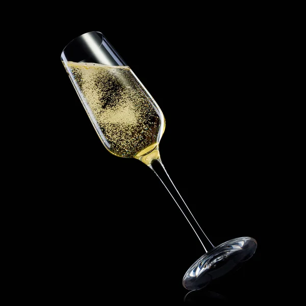 Glas voor Champagne met spatten geïsoleerd op zwarte achtergrond. — Stockfoto