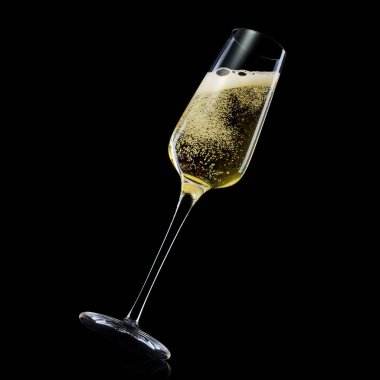 Siyah arka plan üzerinde izole sıçramaları ile şampanya için Cam.