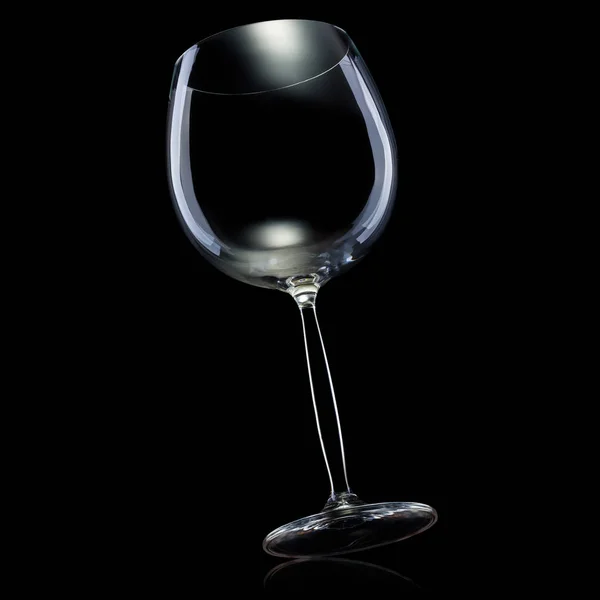 Verre vide pour vin rouge isolé sur fond noir . — Photo