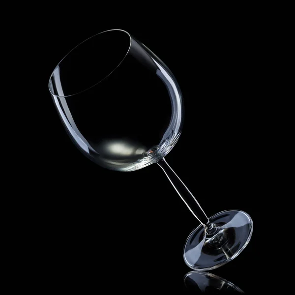 Vidrio vacío para vino tinto aislado sobre fondo negro . —  Fotos de Stock