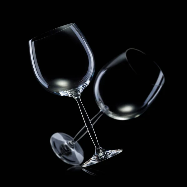 Zestaw pustych okularów do czerwonego wina w rzędzie odizolowanym na czarnym tle. — Zdjęcie stockowe