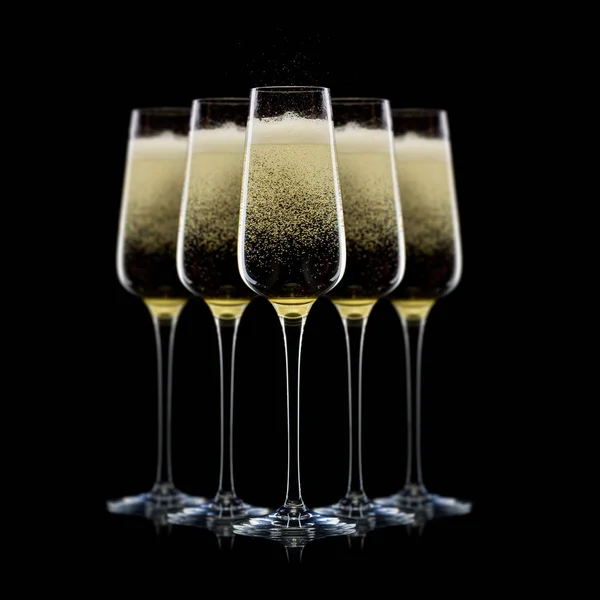 Uppsättning av lyxiga champagneglas i en rad isolerad på en svart bakgrund — Stockfoto