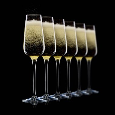 Siyah bir arka planda izole bir satırda lüks şampanya gözlükleri seti