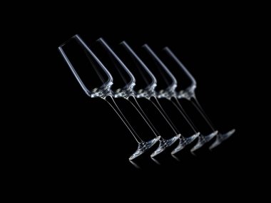 Siyah bir arka planda izole bir satırda boş lüks şampanya gözlükleri seti