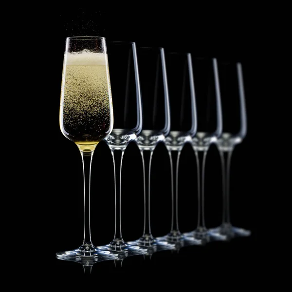Zestaw luksusowych kieliszków szampana w rzędzie odizolowanym na czarnym tle — Zdjęcie stockowe