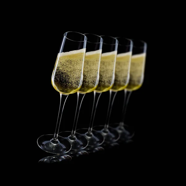 Uppsättning av lyxiga champagneglas på isolerade på en svart bakgrund — Stockfoto