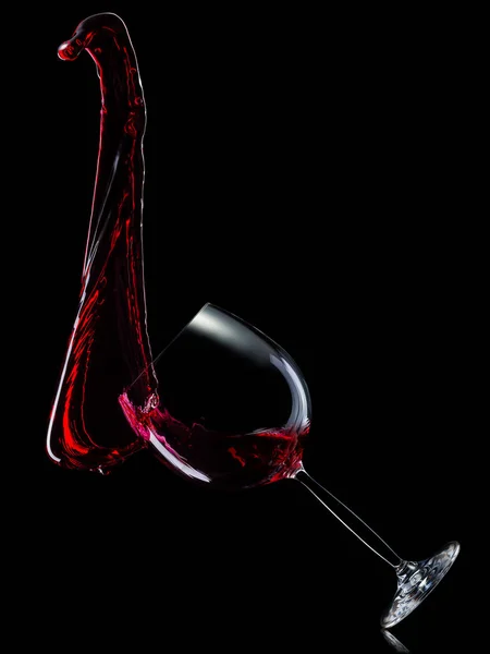 Copa para vino tinto con salpicaduras aisladas sobre fondo negro . — Foto de Stock