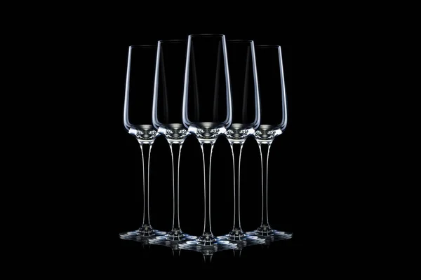 Ensemble de verres à champagne de luxe vides dans une rangée isolé sur un fond noir — Photo