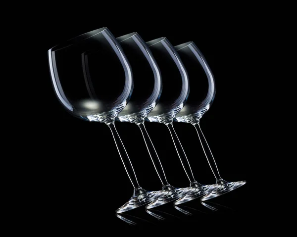 Set de vasos vacíos para vino tinto en fila aislados sobre fondo negro . —  Fotos de Stock