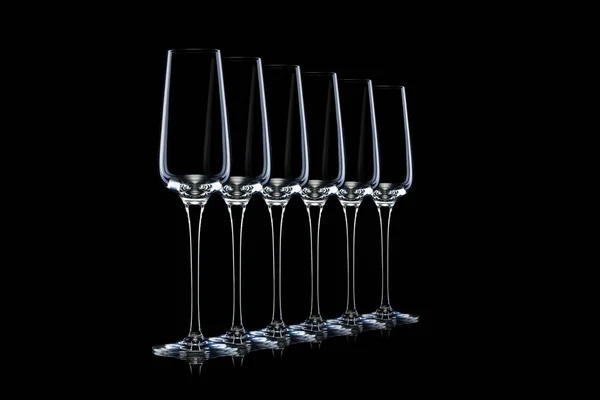 Uppsättning av tomma lyxiga champagneglas i en rad isolerad på en svart bakgrund — Stockfoto