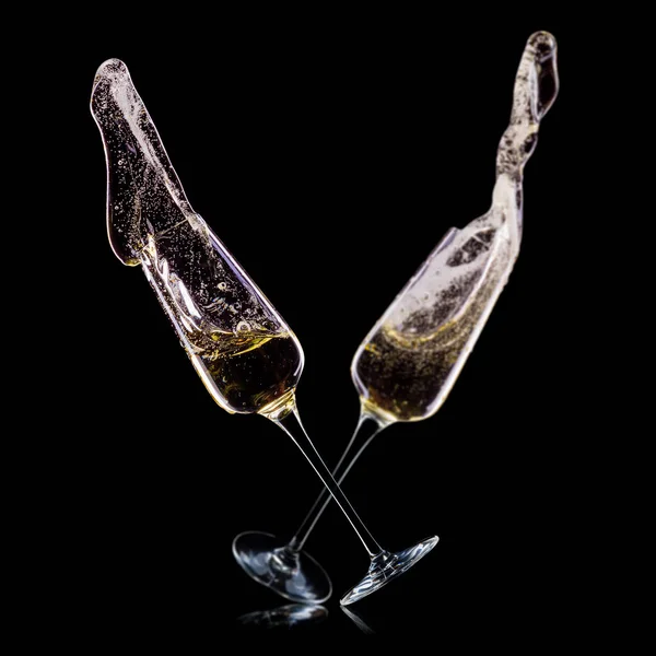 Set van luxe champagne glazen op geïsoleerde op een zwarte achtergrond — Stockfoto