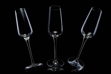 Siyah bir arka planda izole bir satırda boş lüks şampanya gözlükleri seti