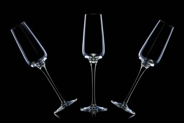 Ensemble de verres à champagne de luxe vides dans une rangée isolé sur un fond noir — Photo