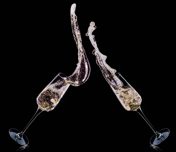 Set di bicchieri di champagne di lusso isolati su uno sfondo nero — Foto Stock