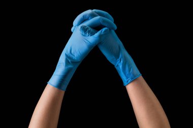 Doktor 'un eli steril tıbbi eldivenlerle birlikte kesme yolu ile izole edilmiş duayı sembolize ediyor. Salgın ve masaja karşı korunma kavramı Evinizde kalın.