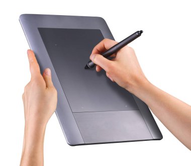 Elle tutulan dijital grafik kalem ve beyaz üzerine izole edilmiş grafik tableti