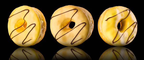 Set de rosquillas acristaladas con aspersión sobre fondo negro —  Fotos de Stock