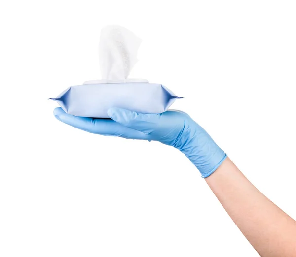 Ręka kobiety w sterylnych rękawiczkach z opakowaniem mokrych chusteczek lub tkanek — Zdjęcie stockowe
