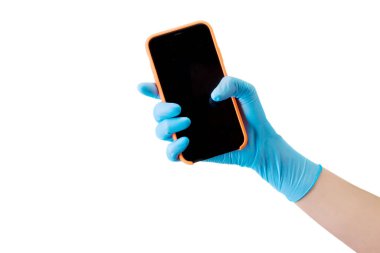 Doktorlar ellerinde telefon tutan tıbbi eldivenleri beyaza sarmışlar.