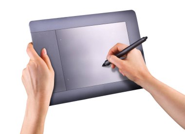 Elle tutulan dijital grafik kalem ve beyaz üzerine izole edilmiş grafik tableti