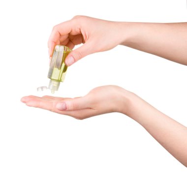 Kadın elleri antibakteriyel jel kullanır. Covid-19 'dan koruma kavramı