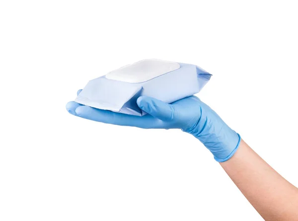 Main de femme en gants stériles tenant un paquet de lingettes ou de tissus humides — Photo