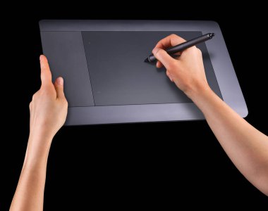 Elle tutulan dijital grafik kalem ve çizim tableti siyah üzerine izole