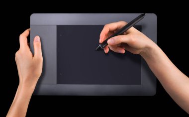 Elle tutulan dijital grafik kalem ve çizim tableti siyah üzerine izole