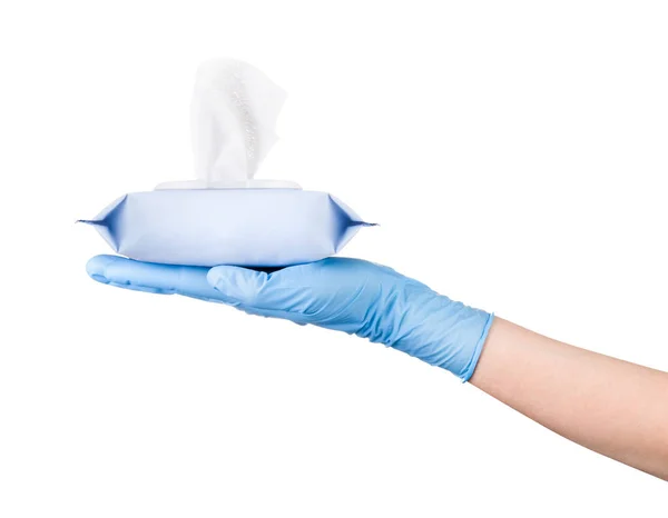Main de femme en gants stériles tenant un paquet de lingettes ou de tissus humides — Photo