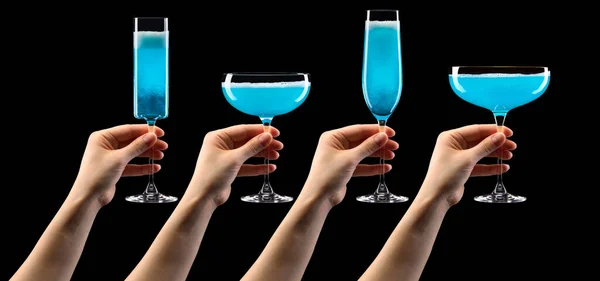 Набір рук, що тримають келих синього шампанського ізольованого на чорному . — стокове фото